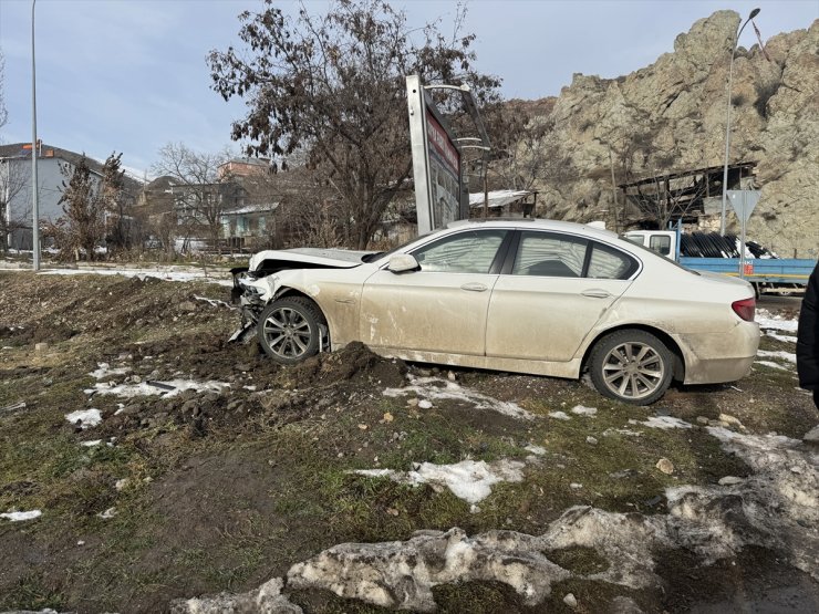 Erzurum'da iki otomobil çarpıştı, 2'si ağır 4 kişi yaralandı