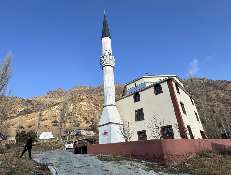 Erzurum'da şehirler arası yol güzergahındaki camide mola verenler ikramlarla karşılanıyor