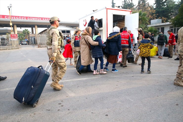 Hatay Valisi Masatlı'dan Suriyelilerin ülkesine döndüğü sınır kapılarında inceleme