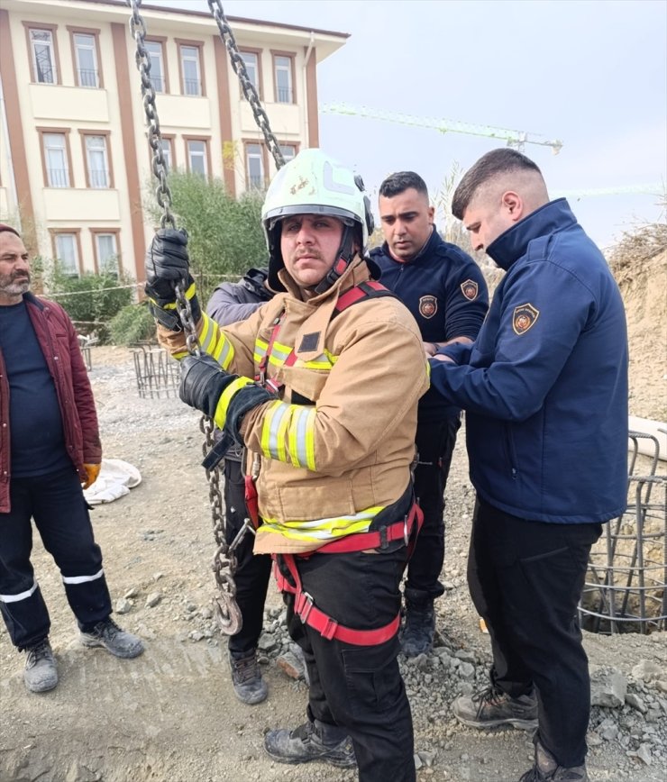 Hatay'da fore kazık temeline düşen köpek yavrusunu itfaiye kurtardı