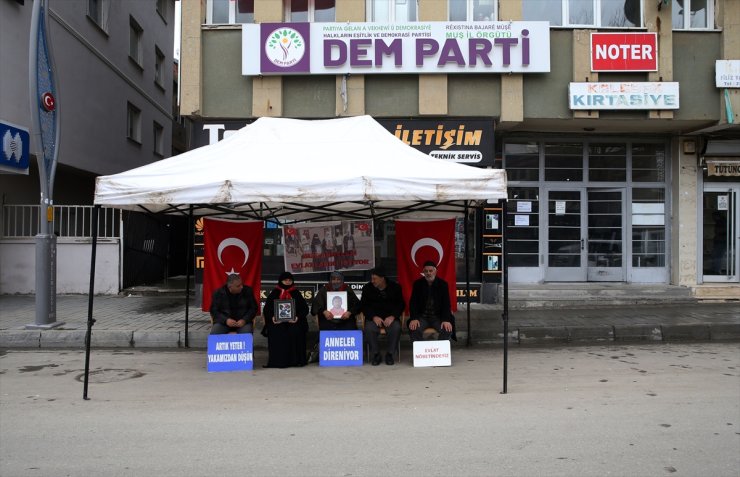 Muşlu aileler DEM Parti binası önündeki "evlat nöbeti"ni sürdürdü