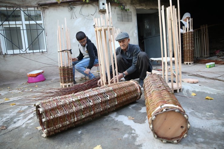 Siirtli Lazgin usta yaptığı sepet kovanlarla bal üretimine katkı sunuyor