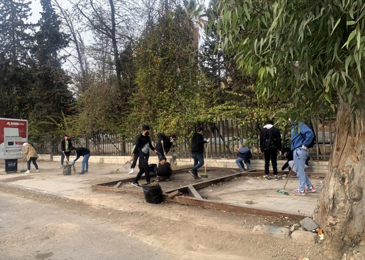 Suriye'nin başkenti Şam'da gönüllü gençler sokakları temizliyor