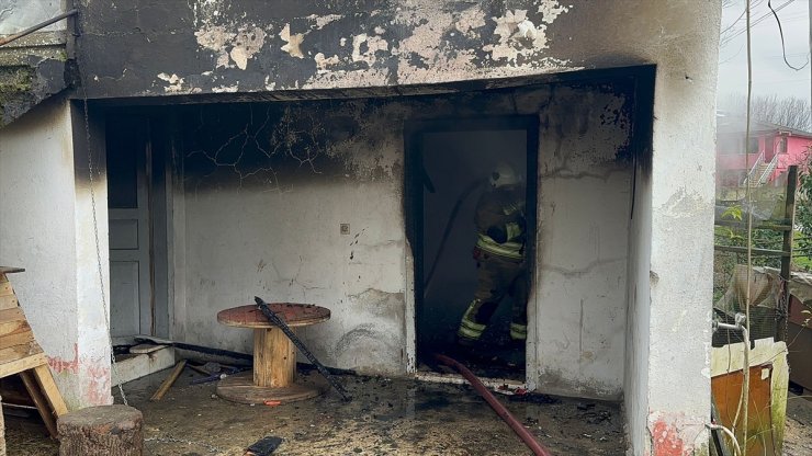 Düzce'de iki katlı ev yanarak kullanılamaz hale geldi