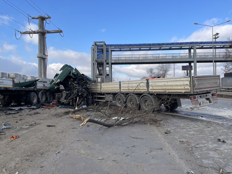 Eskişehir'de lastiği patlayan tır karşı şeride geçerek başka bir tırla çarpıştı