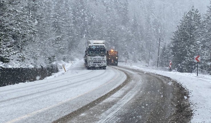 Karabük ve Kartepe'nin yüksek kesimlerine kar yağdı