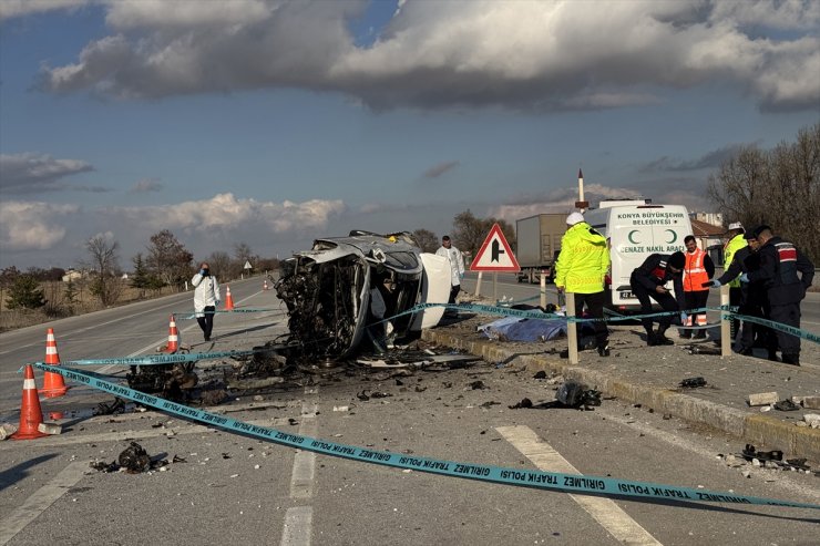 Konya'da refüje çarparak devrilen otomobildeki 3 kişi öldü
