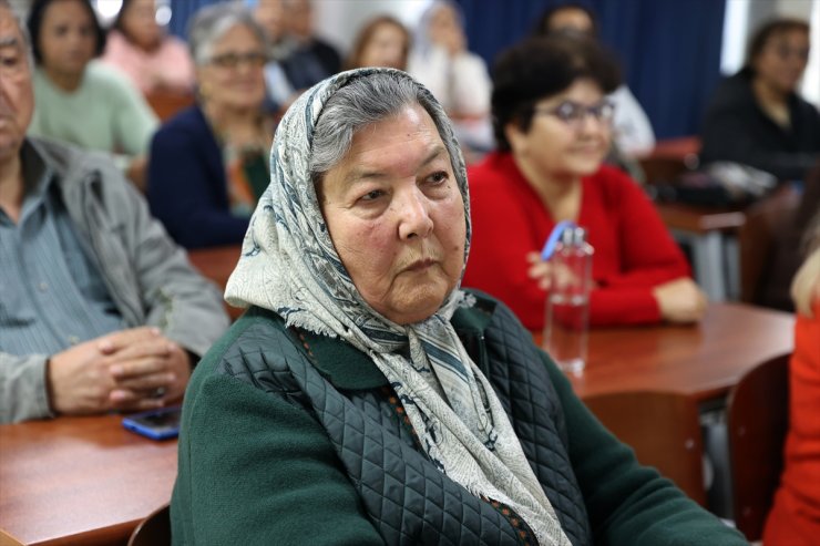 Örgün eğitim hayalini 76 yaşında "Tazelenme Üniversitesi" ile gerçekleştirdi