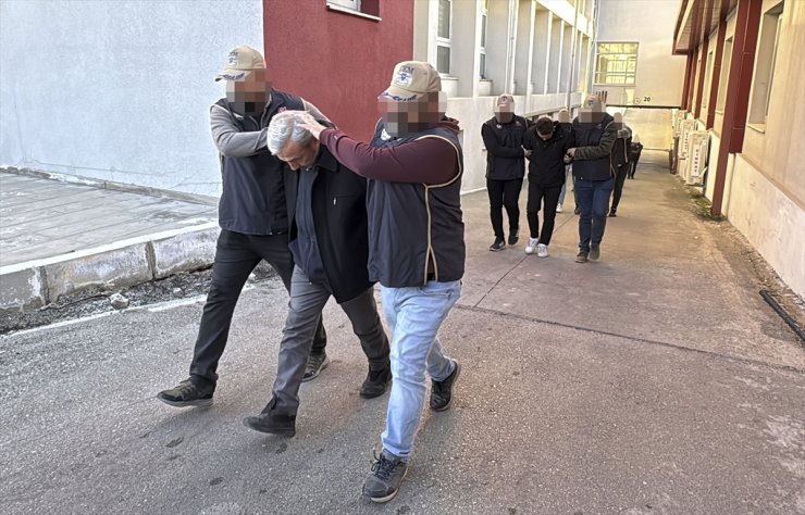 Adana merkezli FETÖ operasyonunda yakalanan 14 şüpheli adliyeye sevk edildi