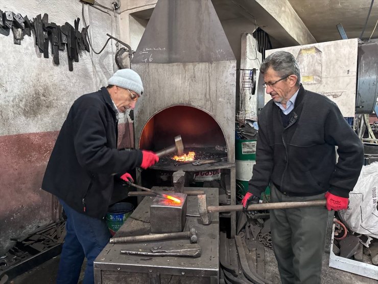 Çorum'da duyma ve konuşma engelli iki kardeş 55 yıldır demircilik yapıyor