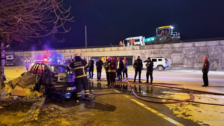 GÜNCELLEME - Edirne'de yanan otomobildeki 4 kişi yaşamını yitirdi