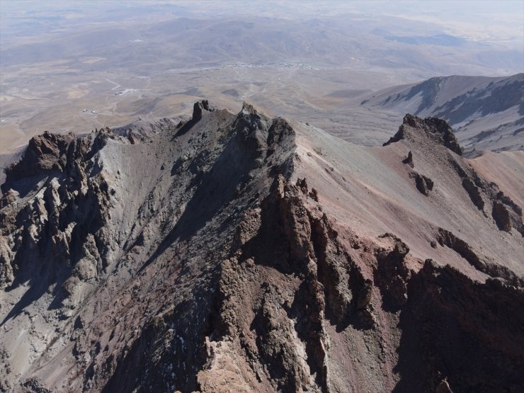 Erciyes'in zirvesindeki mağarayı görmek isteyenler 3 bin 917 metre tırmanıyor