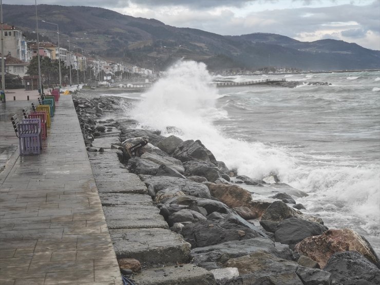 Samsun'da kuvvetli rüzgar nedeniyle denizde dalga boyu 2 metreye ulaştı