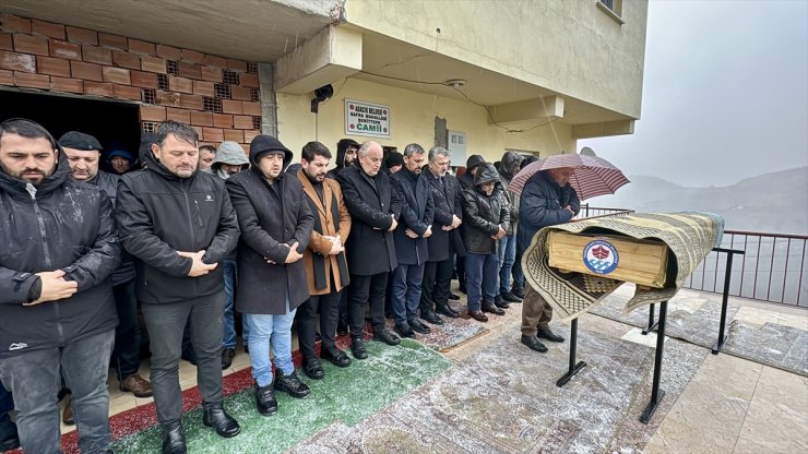 Trabzon'da çöken inşaatın enkazında hayatını kaybeden işçinin cenazesi defnedildi