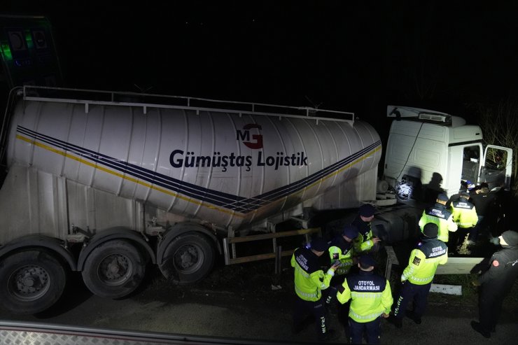 Anadolu Otoyolu'nda şarampole devrilen tırın sürücüsü yaralandı