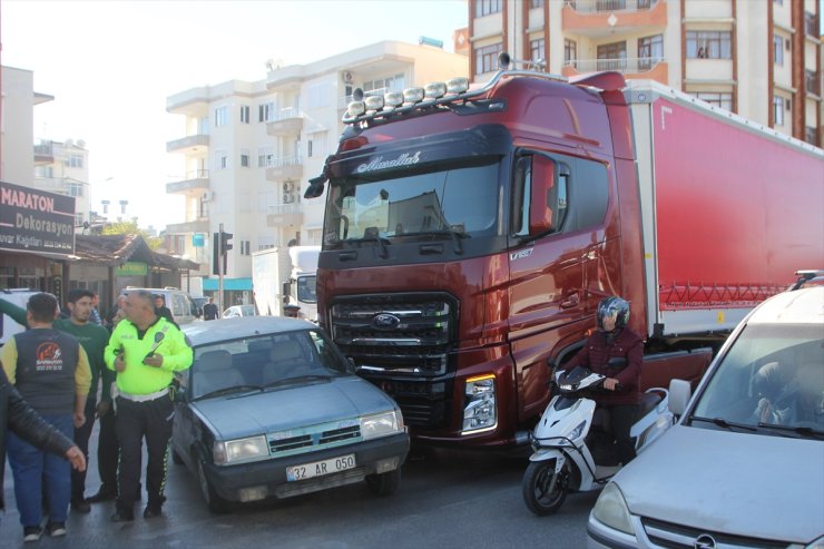 Antalya'da kaza yapan ailesinin yardımına giden kişi otomobiliyle yayaya çarptı