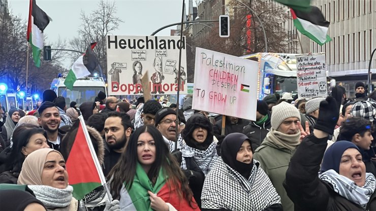 Berlin'de İsrail'in Filistin'e saldırıları protesto edildi