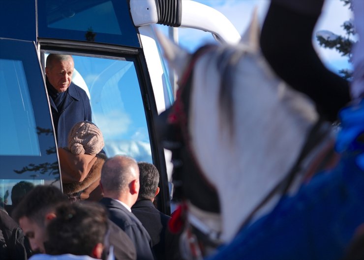 Cumhurbaşkanı Erdoğan'ı Erzurum'da atlı cirit sporcuları Türk bayraklarıyla karşıladı