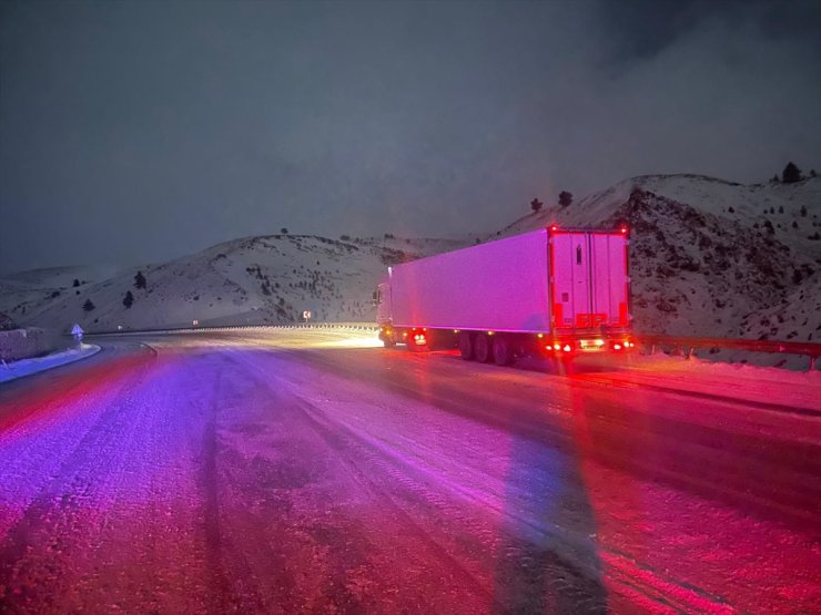 Erzincan'da kar ve tipi nedeniyle ulaşım güçlükle sağlanıyor