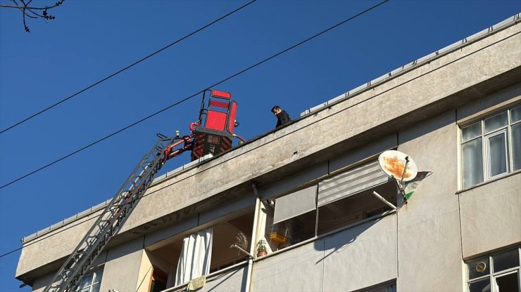 Kocaeli'de apartmanın çatısında çıkan yangın söndürüldü