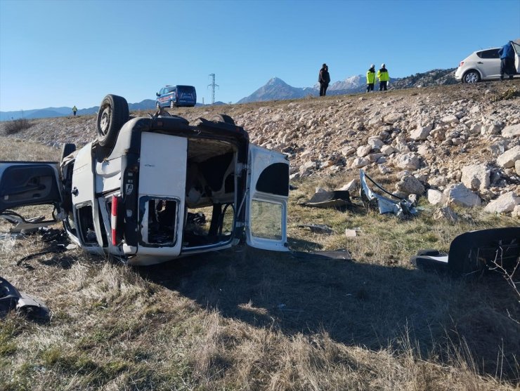 Konya'da hafif ticari araçla otomobilin çarpıştığı kazada 2 kişi öldü, 1 kişi yaralandı