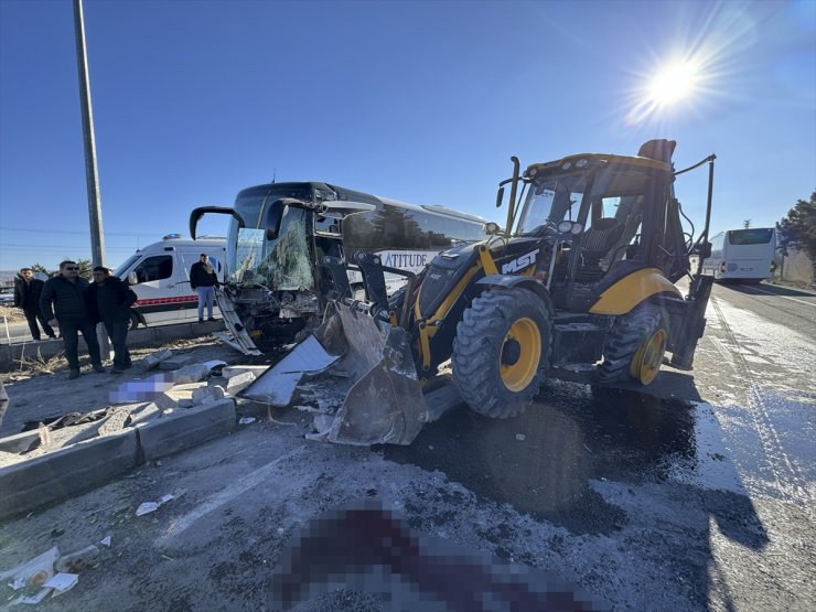 GÜNCELLEME - Nevşehir'de turistleri taşıyan otobüs iş makinesine çarptı, 6 kişi yaralandı