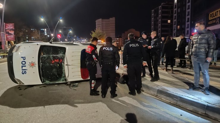 Niğde'de ekip otosuyla otomobilin çarpıştığı kazada 2'si polis 6 kişi yaralandı