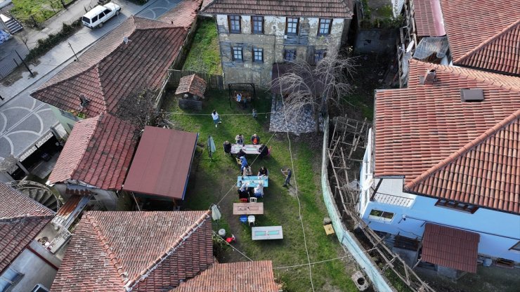 Ata yadigarı evde geçmişi yaşatıyor, bahçesinde damakları tatlandırıyor