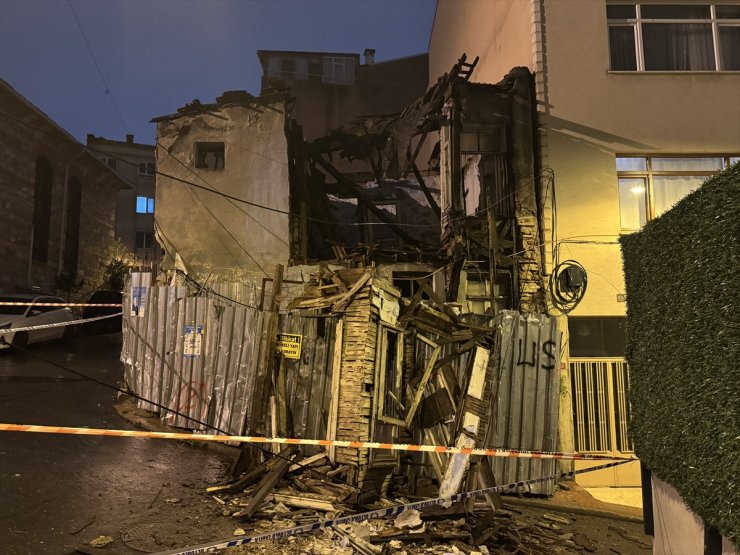 Beyoğlu'nda metruk binada kısmi çökme meydana geldi