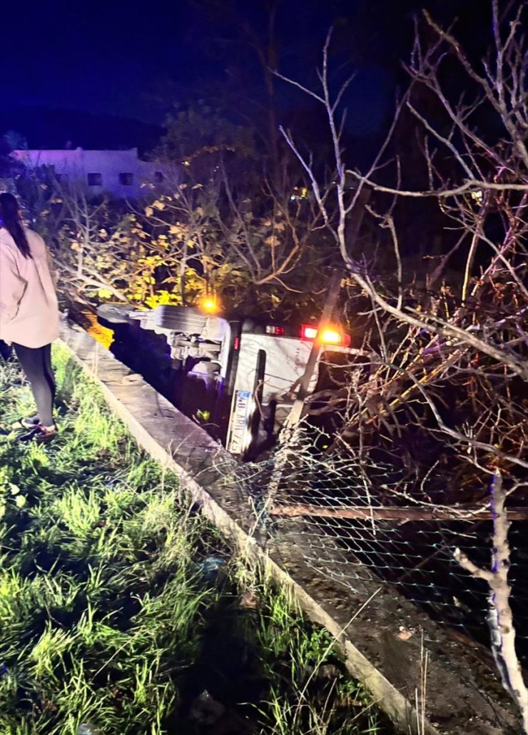 Bodrum'da devrilen otomobilde sıkışan yaralı kurtarıldı