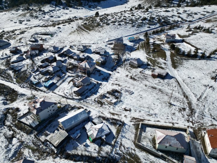 Karla kaplanan Yapraklı Büyük Yayla dron ile görüntülendi