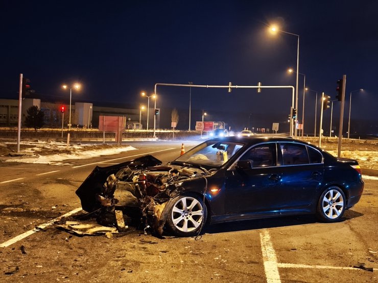 Kars'ta çarpışan iki otomobilin sürücüleri yaralandı