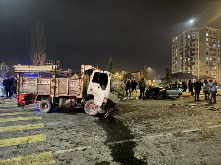 Kayseri'de otomobil ile kamyonetin çarpıştığı kazada 6 kişi yaralandı