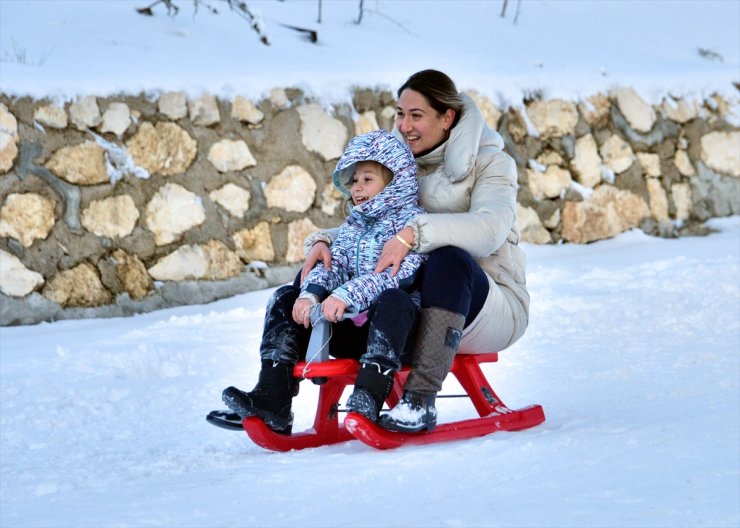 Kızakla kaymak isteyenler, Ilgaz Yurduntepe'de sezonu açtı