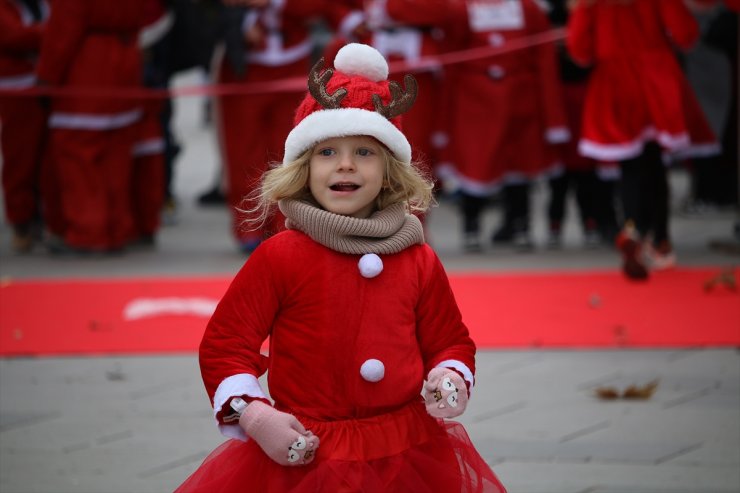 Kosova’da yüzlerce kişi "Noel Baba" kostümüyle koştu