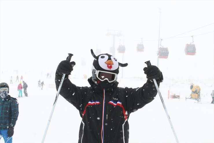 Rengarenk maske ve kasklarıyla Erciyes'te kayağın keyfini çıkartıyorlar