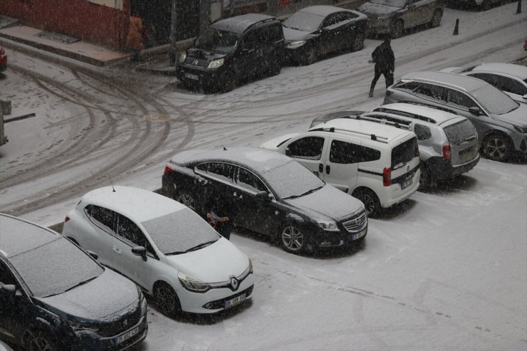 Ağrı kar yağışıyla yeniden beyaza büründü