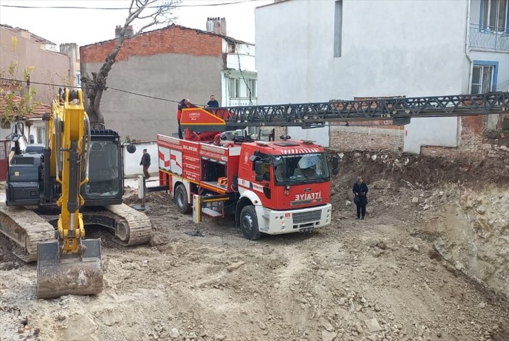 Balıkesir'de temel kazısında yandaki binanın giriş yolu çöktü