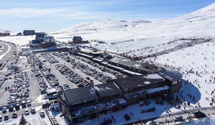 Erciyes Kayak Merkezi, hafta sonunda 70 bin ziyaretçi ağırladı