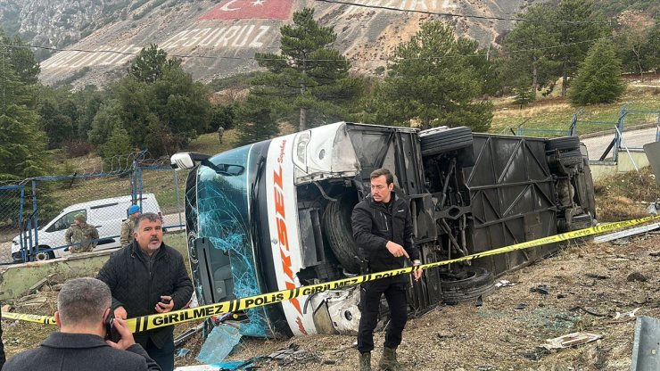 Isparta'da yolcu otobüsünün şarampole devrildiği kazada 1 kişi öldü, 18 kişi yaralandı