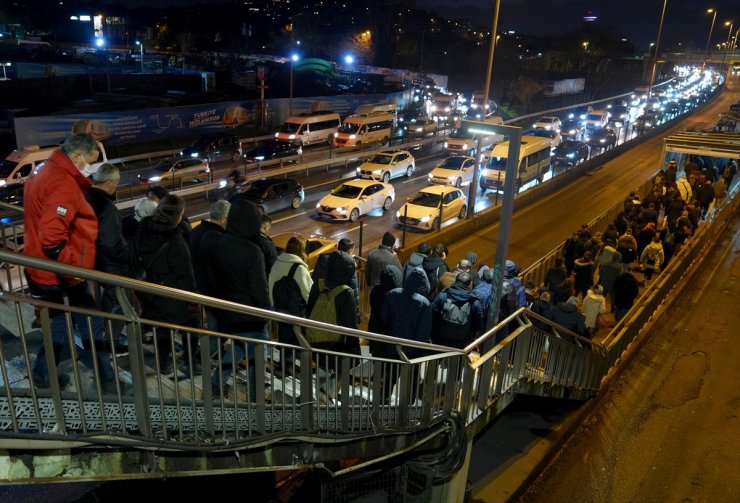 İstanbul'da haftanın ilk iş gününde trafik yoğunluğu yaşanıyor