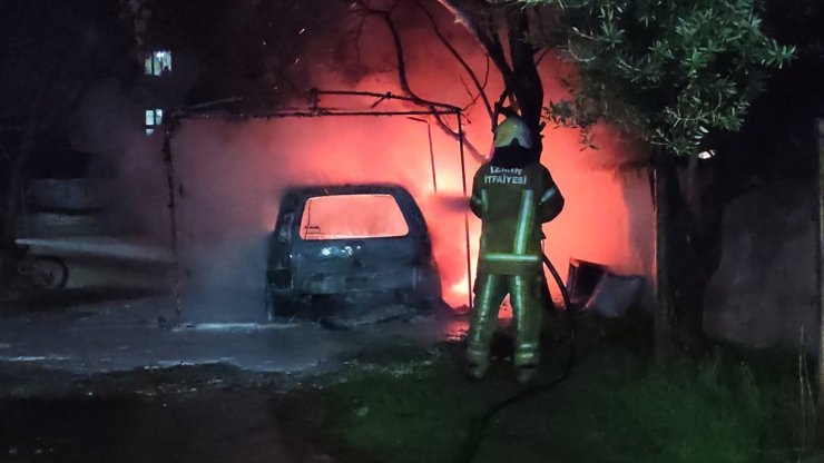 İzmir'de kundaklandığı iddia edilen otomobille iki motosiklet kullanılamaz hale geldi