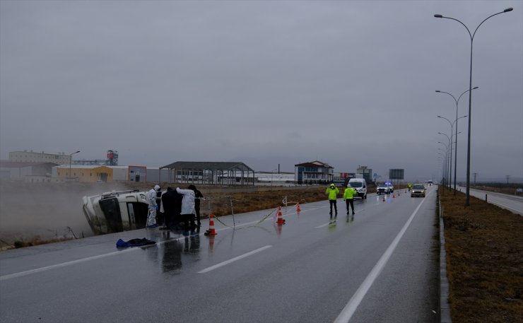 Konya'da devrilen kimyasal madde taşıyan tankerin sürücüsü öldü