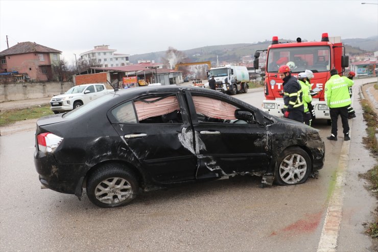 Samsun'da devrilen otomobildeki 3 kişi yaralandı