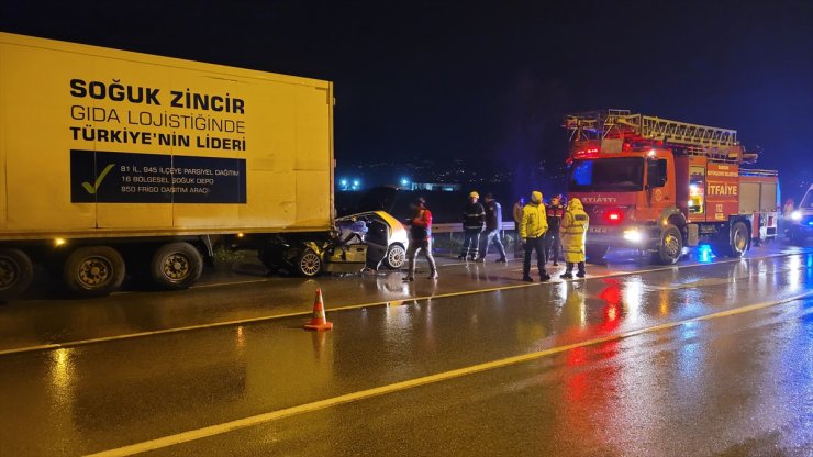 Samsun'da tıra çarpan otomobilin sürücüsü hayatını kaybetti