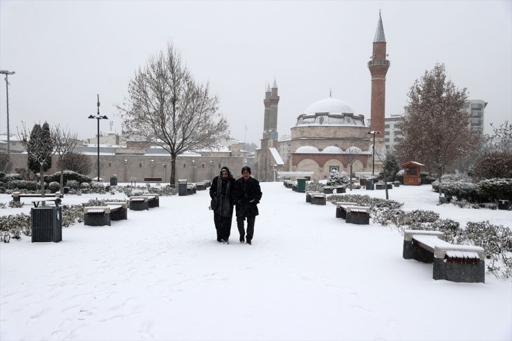 Sivas'ta kar yağışı etkili oluyor