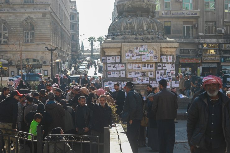 Suriyeliler, Şam'ın Merce Meydanı'na astıkları ilanlarla yakınlarını arıyor