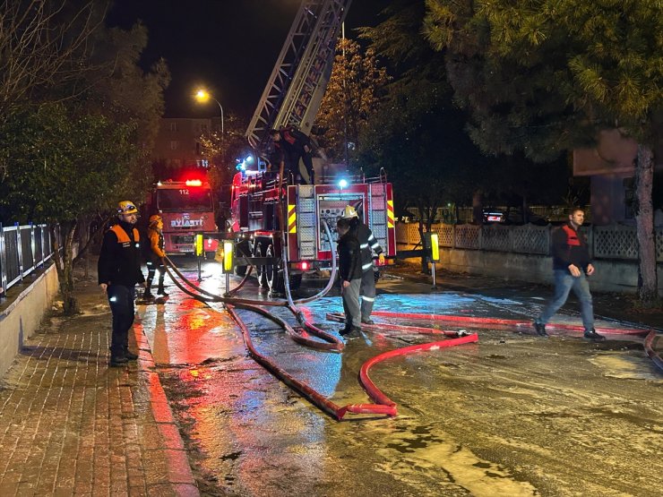 Uşak'ta 7 katlı apartmanın çatısında çıkan yangın söndürüldü