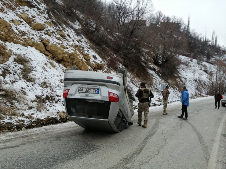 Van'da takla atan otomobildeki 3 kişi yaralandı