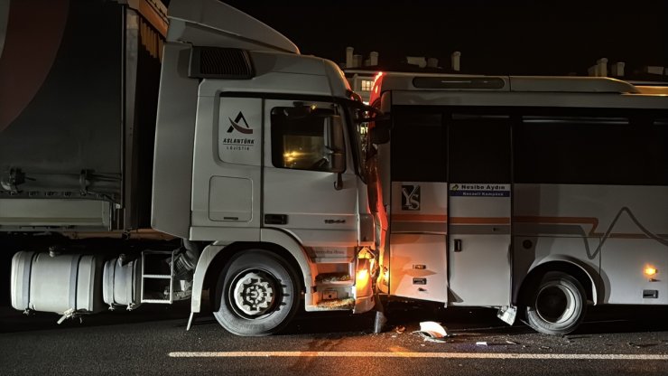 Anadolu Otoyolu'nun Kocaeli kesimindeki zincirleme trafik kazası ulaşımı aksattı